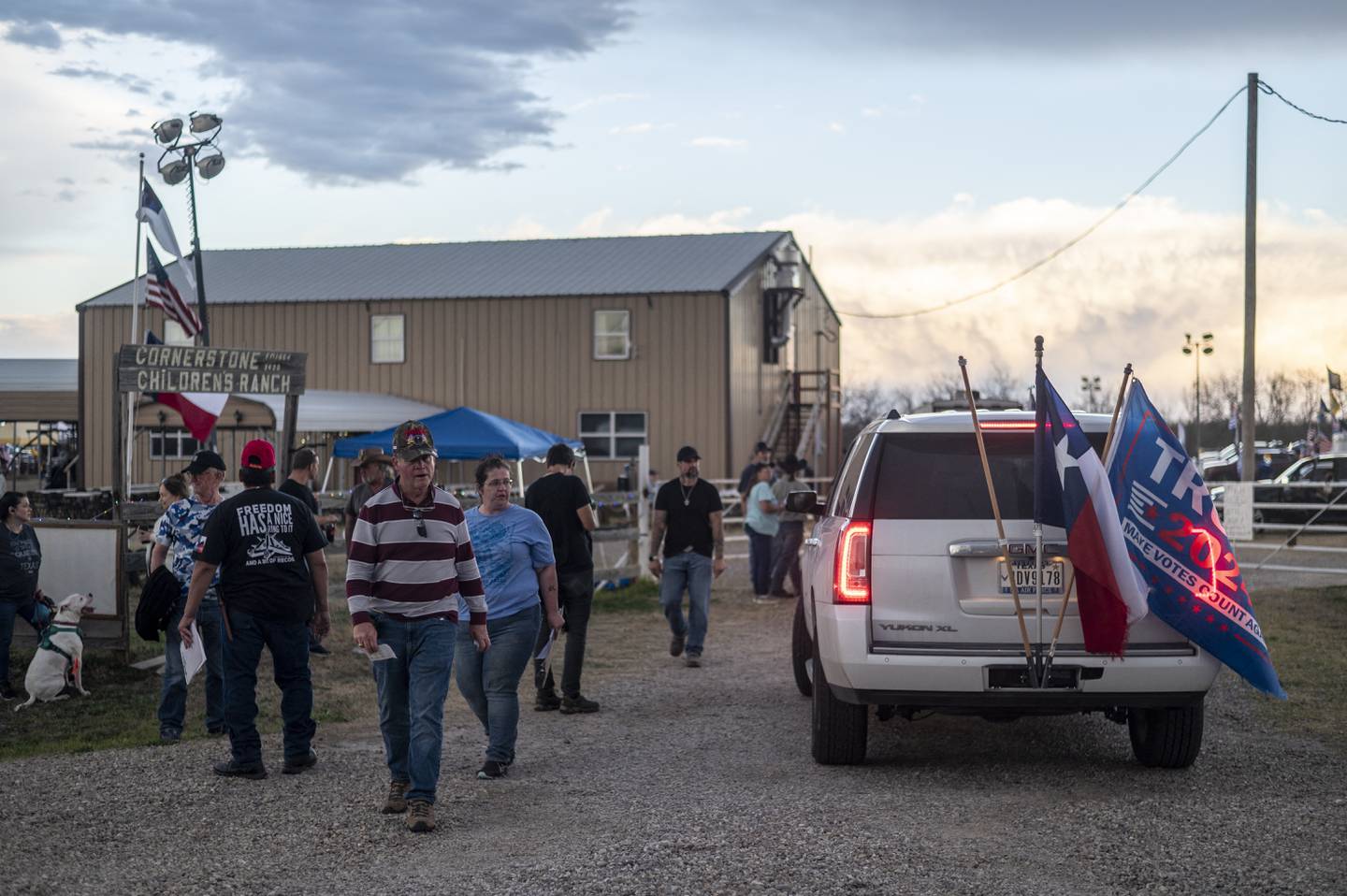Los participantes en el convoy 'Take Our Border Back' (recuperar nuestra frontera) llegan a Cornerstone Childrens Ranch cerca de Quemado, oponiéndose a la inmigración ilegal.