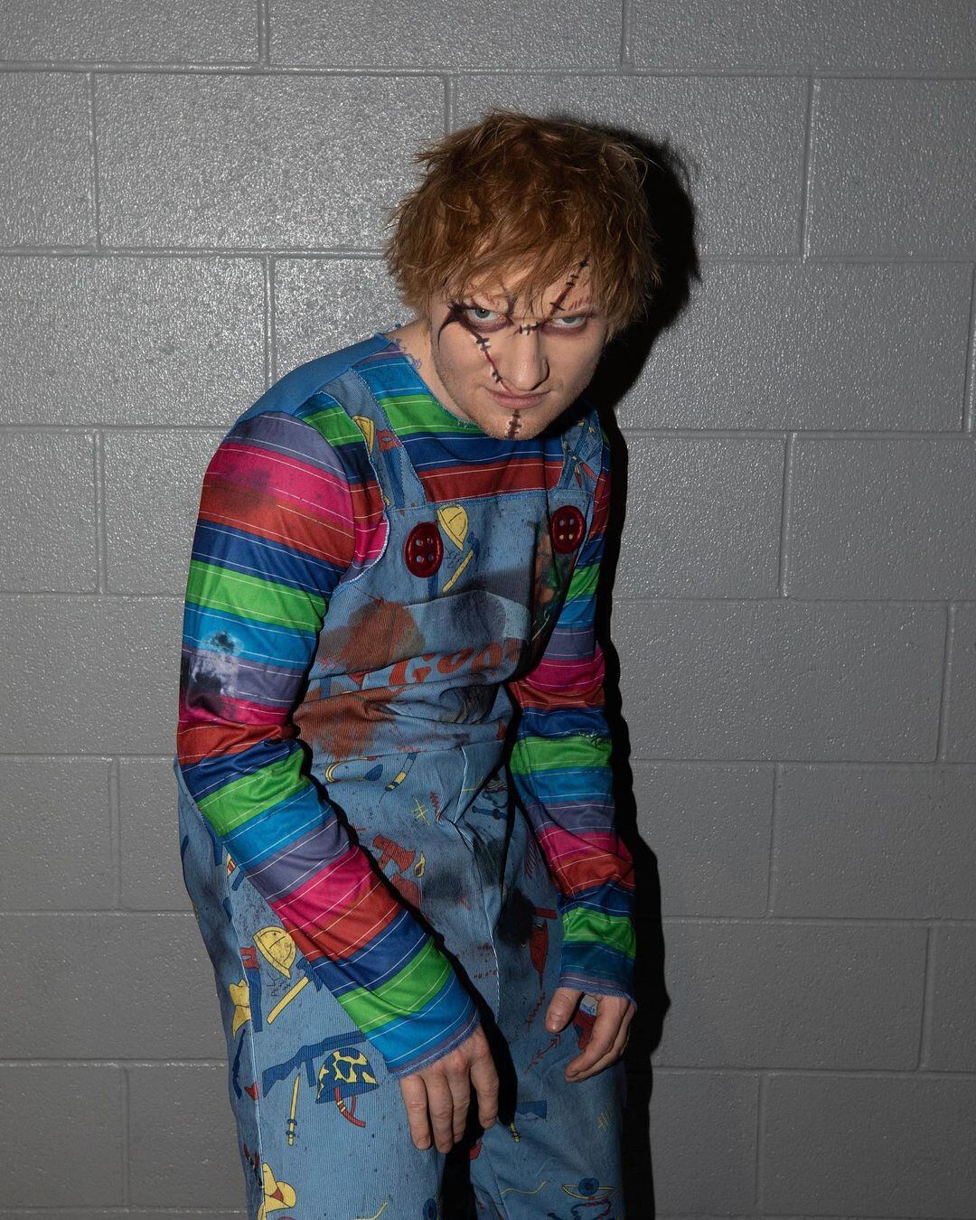 Ed Sheeran se disfrazó del personaje ficticio de películas de terror 'Chucky'.