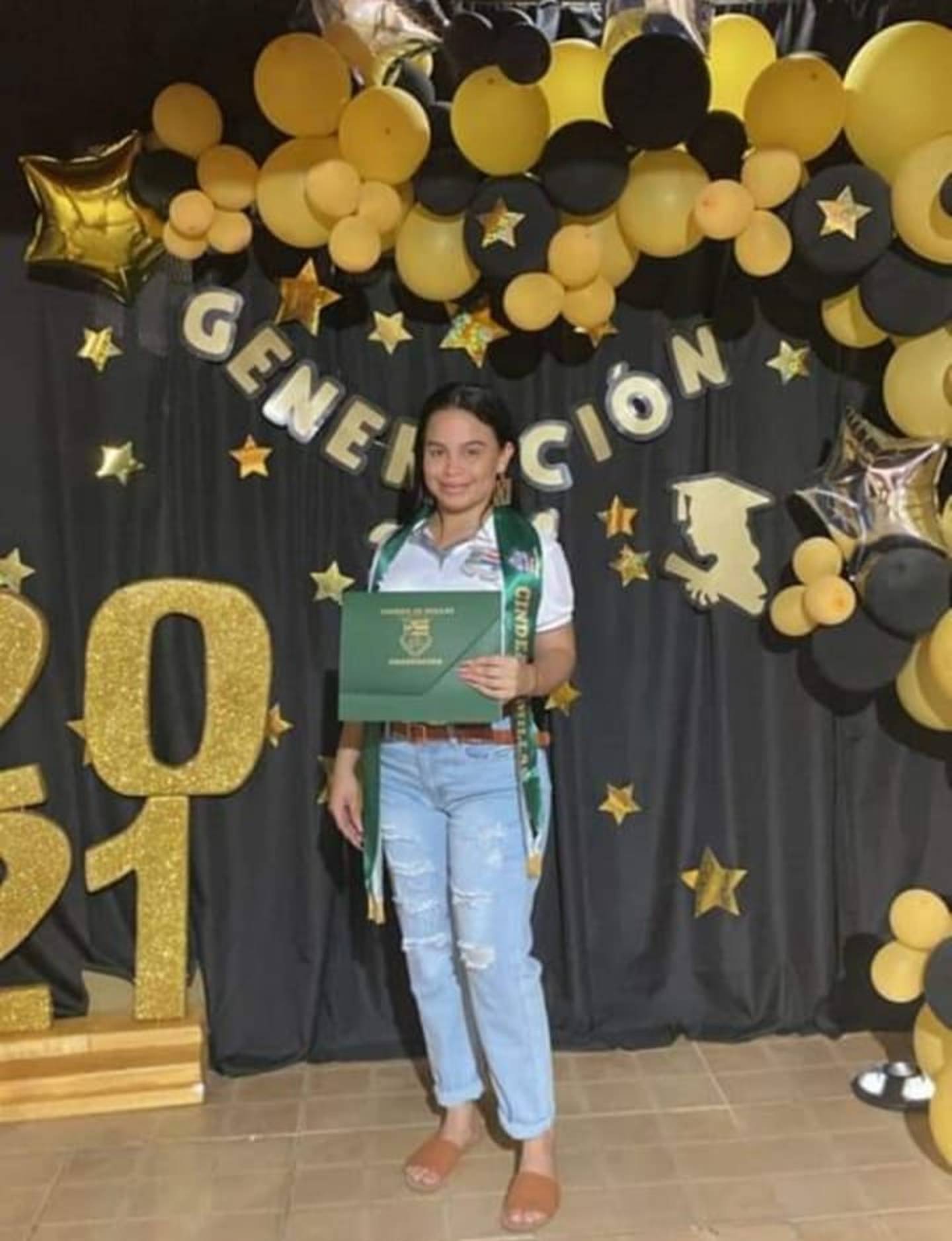 En el 2021 Nahomy obtuvo su título de secundaria en el Cindea de Estrada, Matina de Limón. Foto: Cortesía.