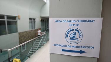 Largas filas y farmacias casi sin medicinas reciben a asegurados en primer día de Ebáis en manos de CCSS