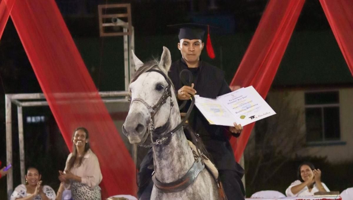 Imer Baldovino Queveda se graduó junto a su caballo Tormento, en la Institución Educativa San José de Majagual, en Sucre, Colombia. 
