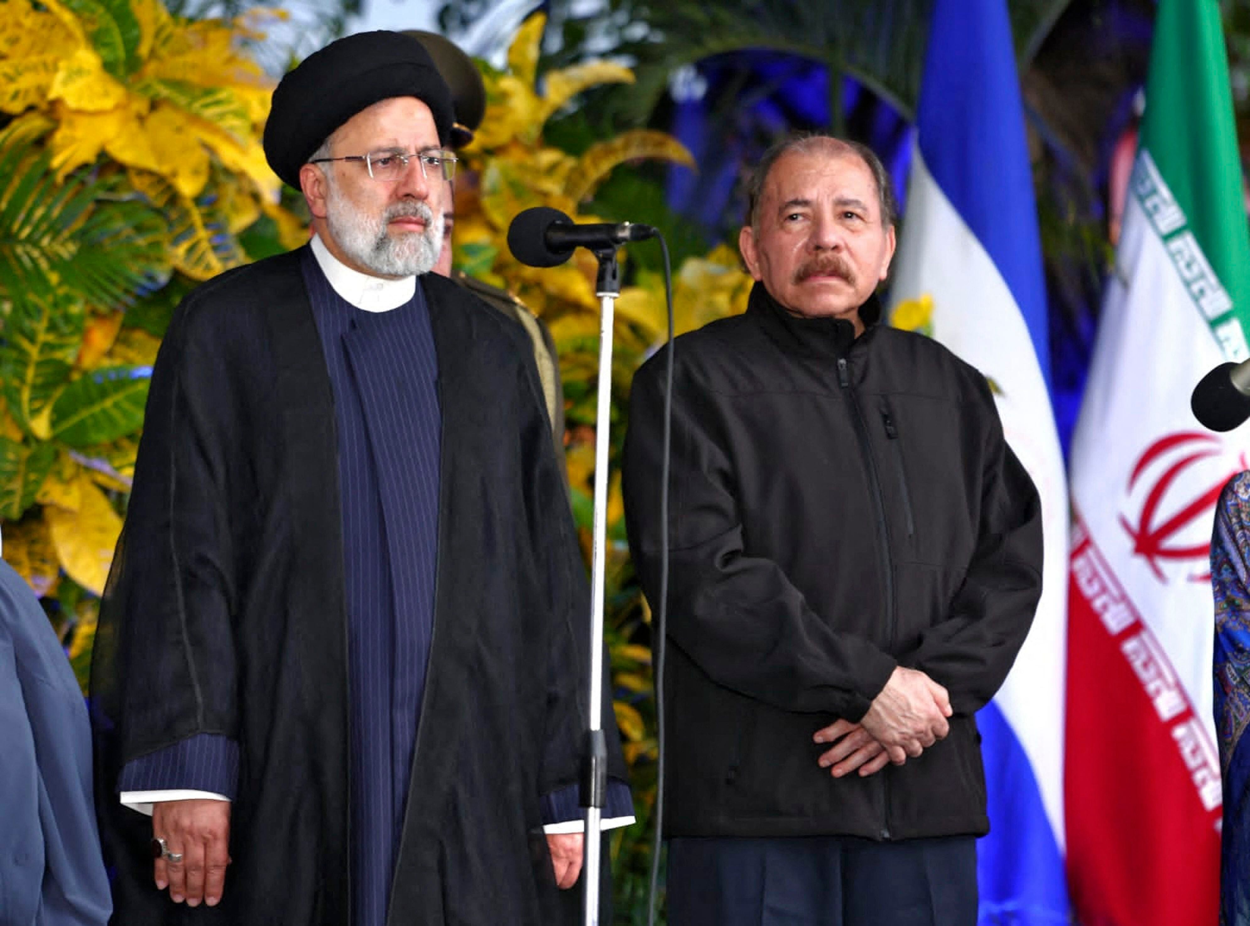 El presidente de Irán, Ebrahim Raisi, comenzó una  gira diplomática por América Latina en junio del 2023 con paradas en Venezuela, Nicaragua y Cuba, todos objeto de sanciones estadounidenses. En la imagen está junto a Daniel Ortega, dictador en Nicaragua. Foto: AFP