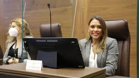 Ivonne Acuña devuelve hasta placas de diputada, pero sin renunciar al cargo
