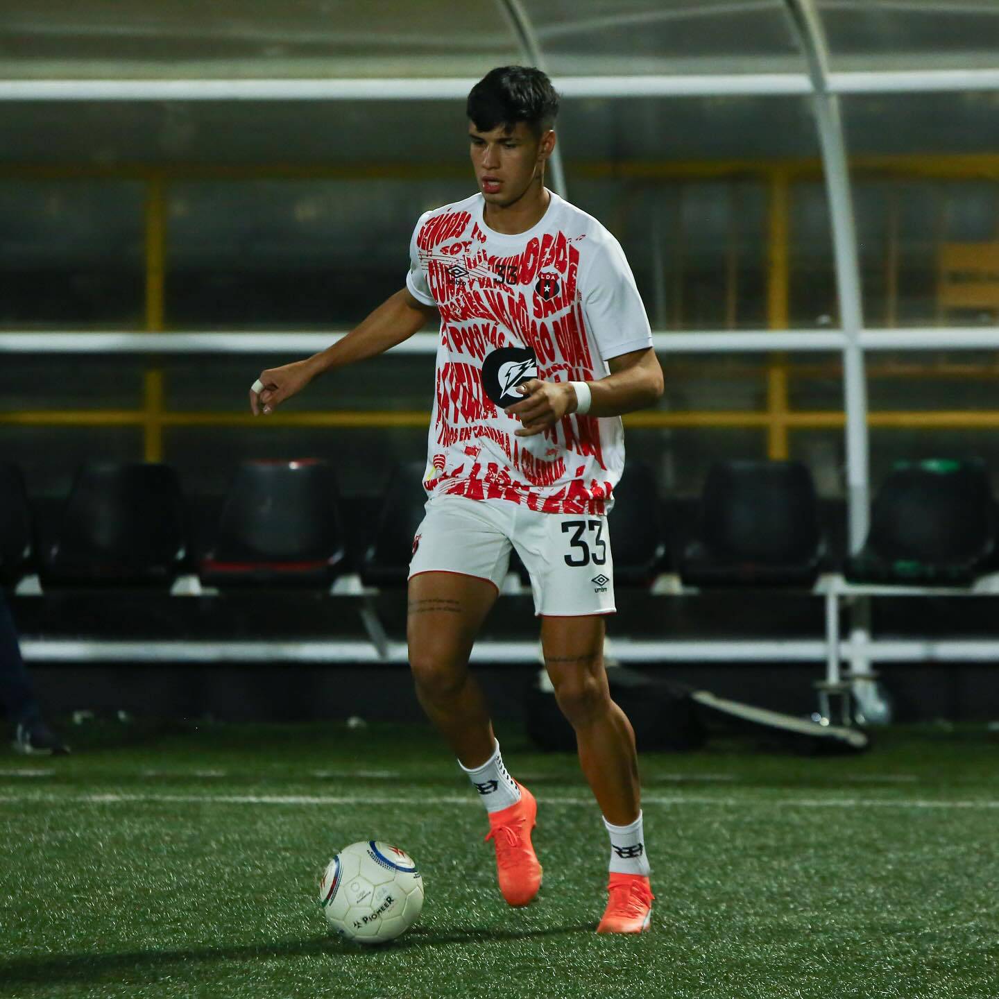 Una molestia muscular dejó a Fernando Lesme fuera del partido entre Santos y Liga Deportiva Alajuelense.