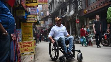 Australiano en silla de ruedas espera llegar al campamento base del monte Everest