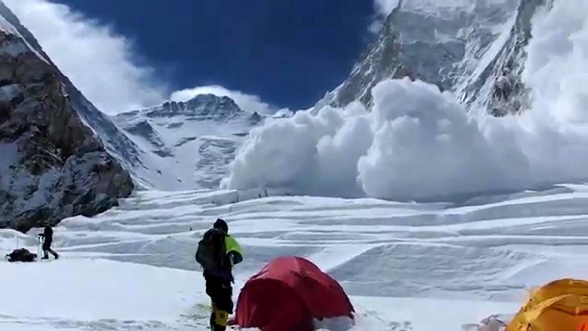 Peor tragedia en el Everest cobra la vida de 13 guías La Nación
