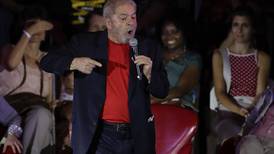 Abogado entrega pasaporte de Lula a la Policía Federal brasileña