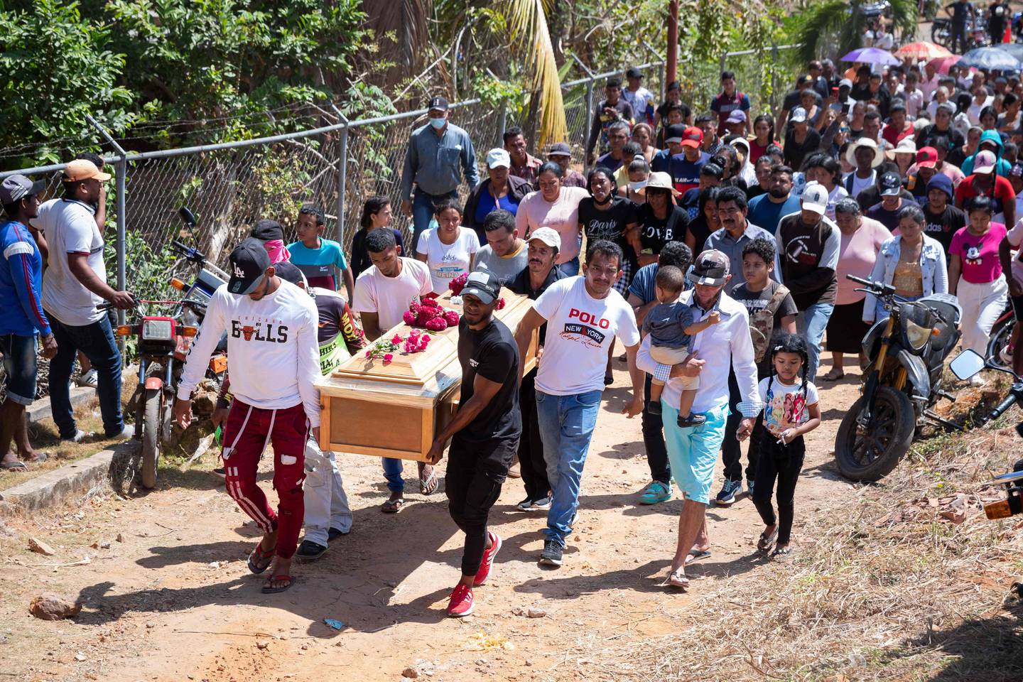 Familiares entierran a un pariente que falleció en la mina que colapsó esta semana en Venezuela.