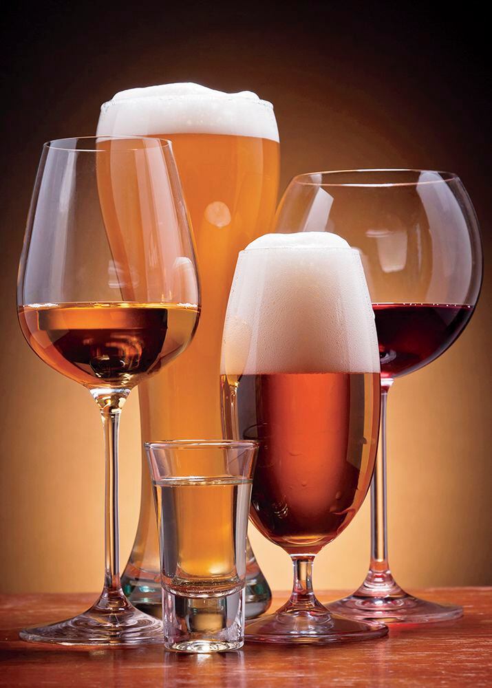 El alcohol puede irritar el revestimiento del estómago y los intestinos, lo que puede causar inflamación y distensión.