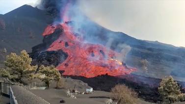 Al menos 800 personas movilizadas en la isla de La Palma por el avance de la lava