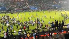 Reportan 127 fallecidos en batalla campal en partido de fútbol de Indonesia