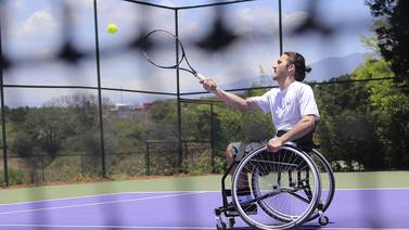 Tenista en silla de ruedas José Pablo Gil alienta a otras personas con discapacidad a seguir sus sueños y lucha por los propios