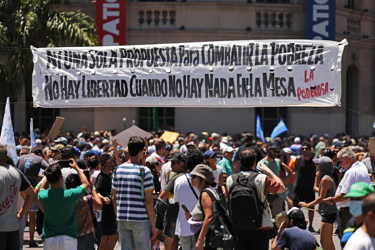 Actores de las diferentes aristas de la sociedad en Argentina tomaron las calles de Buenos Aires para protestar por las recientes medidas del presidente Javier Milei.