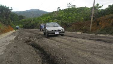 Vecinos de Santa Elena y Río Conejo, cerraron paso por mal estado de vías