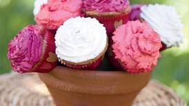  Arreglo floral de   <em>‘cupcakes’</em>  de vainilla
