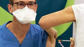 Austria se convierte en primer país europeo en imponer vacunación contra covid-19