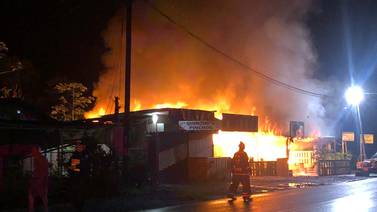 Conductor ebrio choca contra patrulla que atendía incendio en tradicional soda de San Carlos