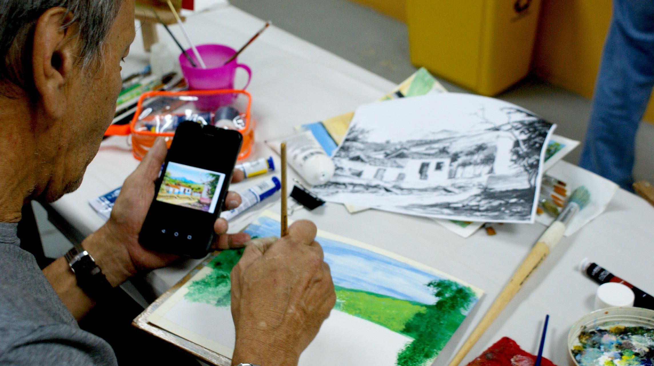 Pintura es una de las opciones en los cursos que se ofrecen para mayores de 65 años, tanto presenciales como virtuales. Foto: Ageco