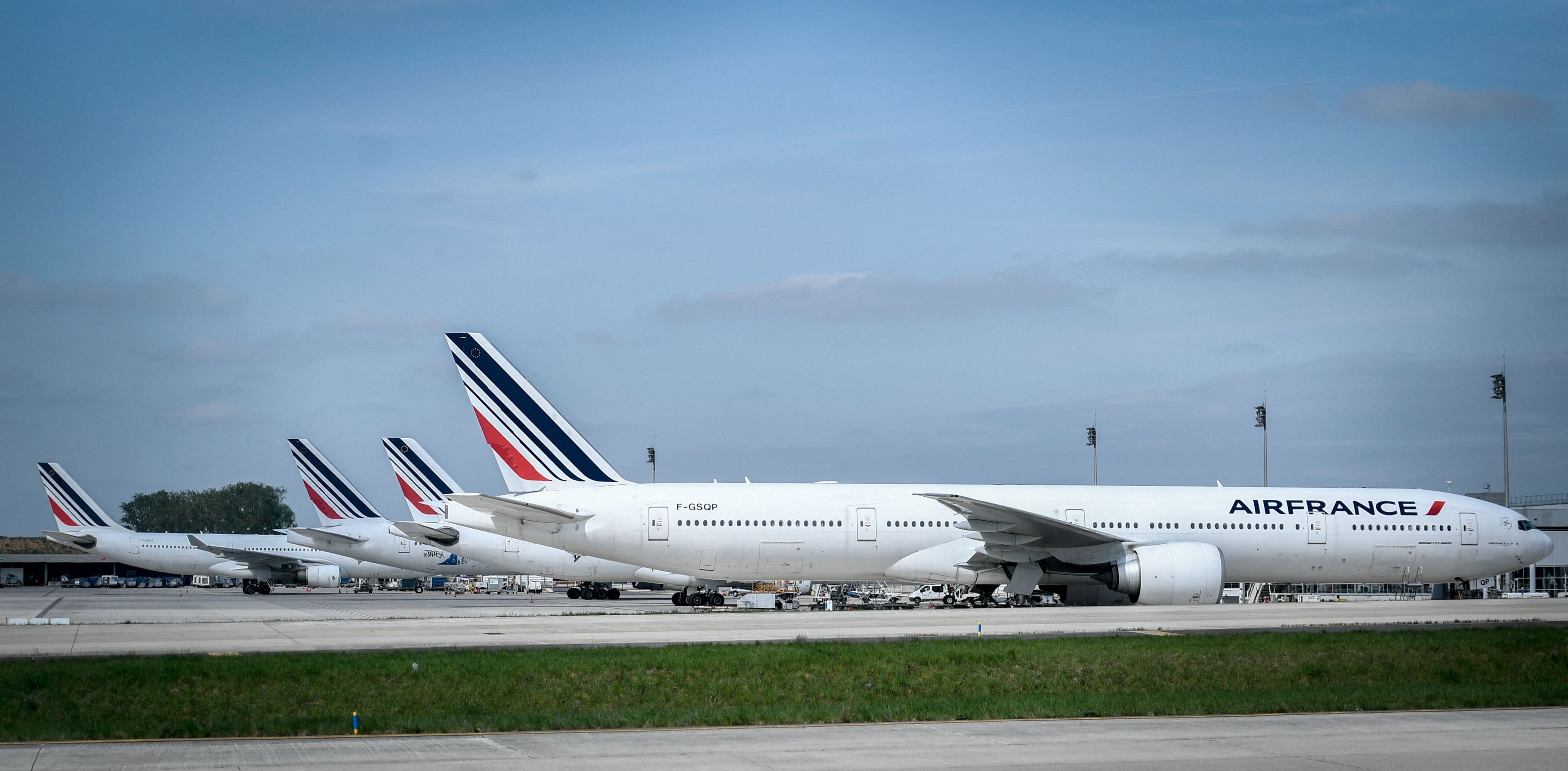 Aviones de la compañía francesa Air France estacionados en la pista del aeropuerto Roissy-Charles de Gaulle, cerca de París. Archivo: