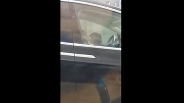 Video muestra a conductor de un Tesla dormido en un auto a 90 km/h