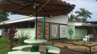 Colegio de Limón pide contribuciones por Sinpe para habilitar aulas en toldos 