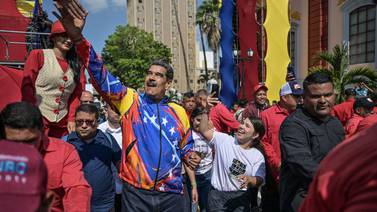Nicolás Maduro marcha con estudiantes tras anunciar equipo de campaña para reelección