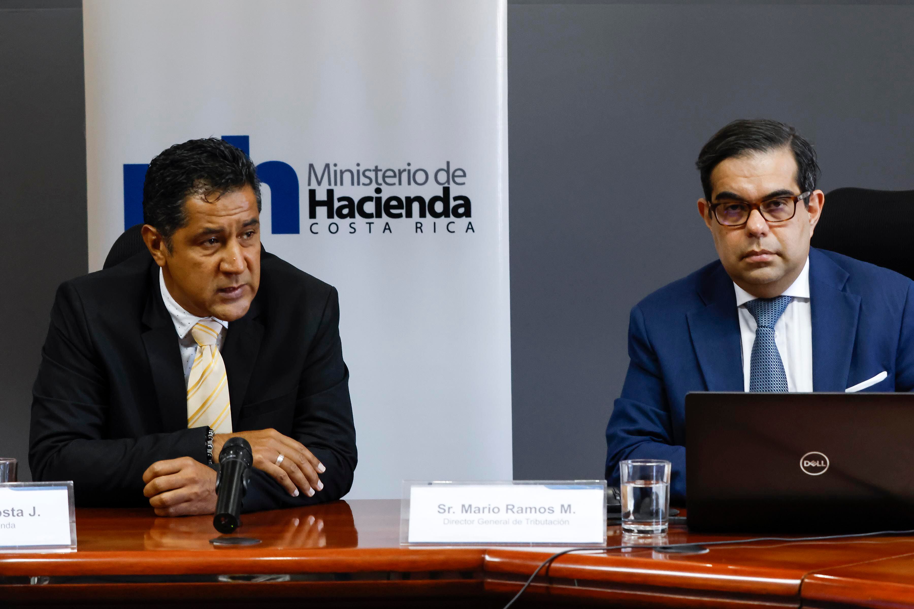 El ministro de Hacienda, Nogui Acosta, rechazó revelar detalles de su conversación con Mario Ramos, director de Tributación. Foto: 