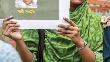 Protestas en Bangladesh para exigir justicia por joven quemada viva en colegio