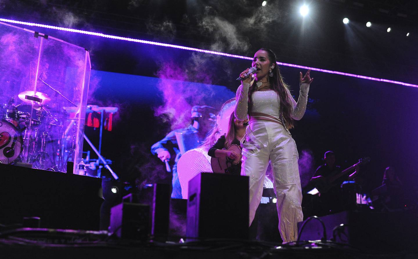 A la cantante colombiana Paola Jara le correspondió abrir el concierto de los Ángeles Azules. La gente coreó sus canciones y se emocionó en su presentación.