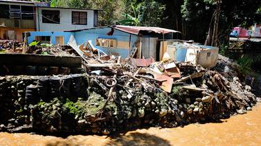 Vecinos de Calle Areneros en Desamparados viven con temor de que otra vez se desborde el río