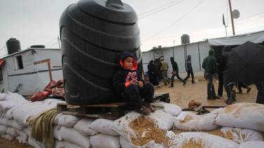 Gazatíes sin hogar están desamparados ante la nieve 