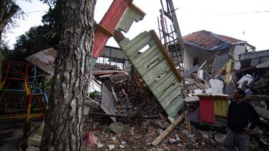 Terremoto en Indonesia deja 160 muertos y más de 700 heridos 