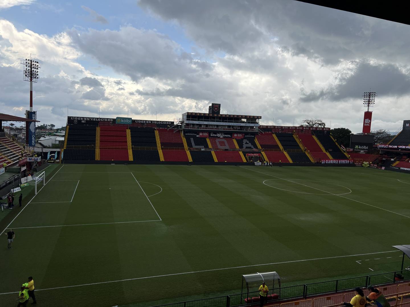 Así luce el Estadio Alejandro Morera Soto a falta de dos horas para el inicio del partido de vuelta de la semifinal entre Liga Deportiva Alajuelense y Herediano.