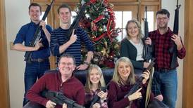 Congresista de EE. UU. publica foto familiar de Navidad con armas de fuego