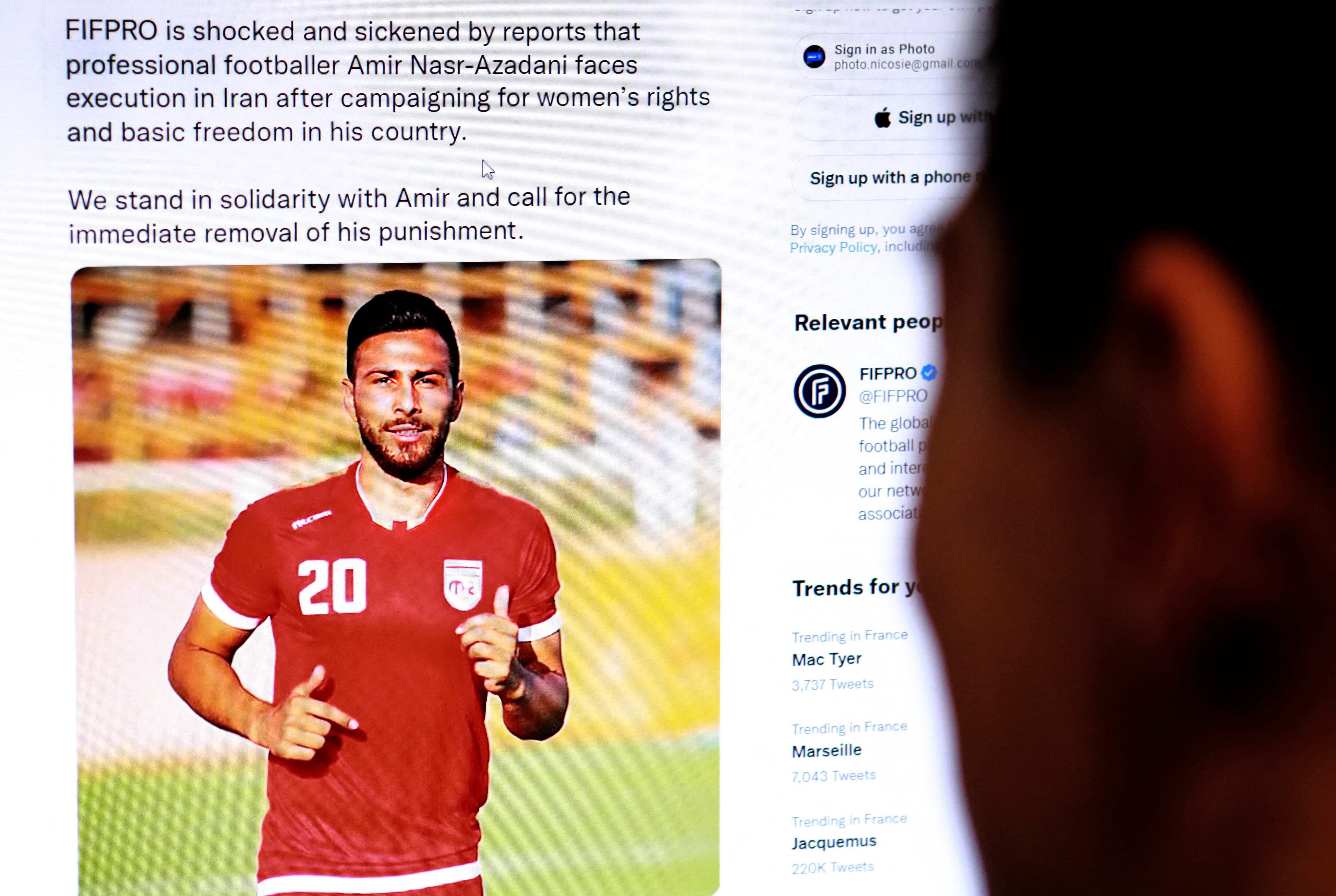 Una persona en la capital chipriota, Nicosia, revisa un tuit del 13 de diciembre de 2022 de la Federación Internacional de Futbolistas Profesionales (FIFPRO) sobre el riesgo informado de que el futbolista iraní Amir Nasr-Azadani sea condenado a muerte en relación con las protestas que han sacudido el país. durante tres meses. - Nasr-Azadani fue arrestado en la ciudad de Isfahan dos días después de presuntamente participar en un 