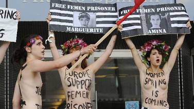 Integrantes de    Femen defienden su toples en Túnez