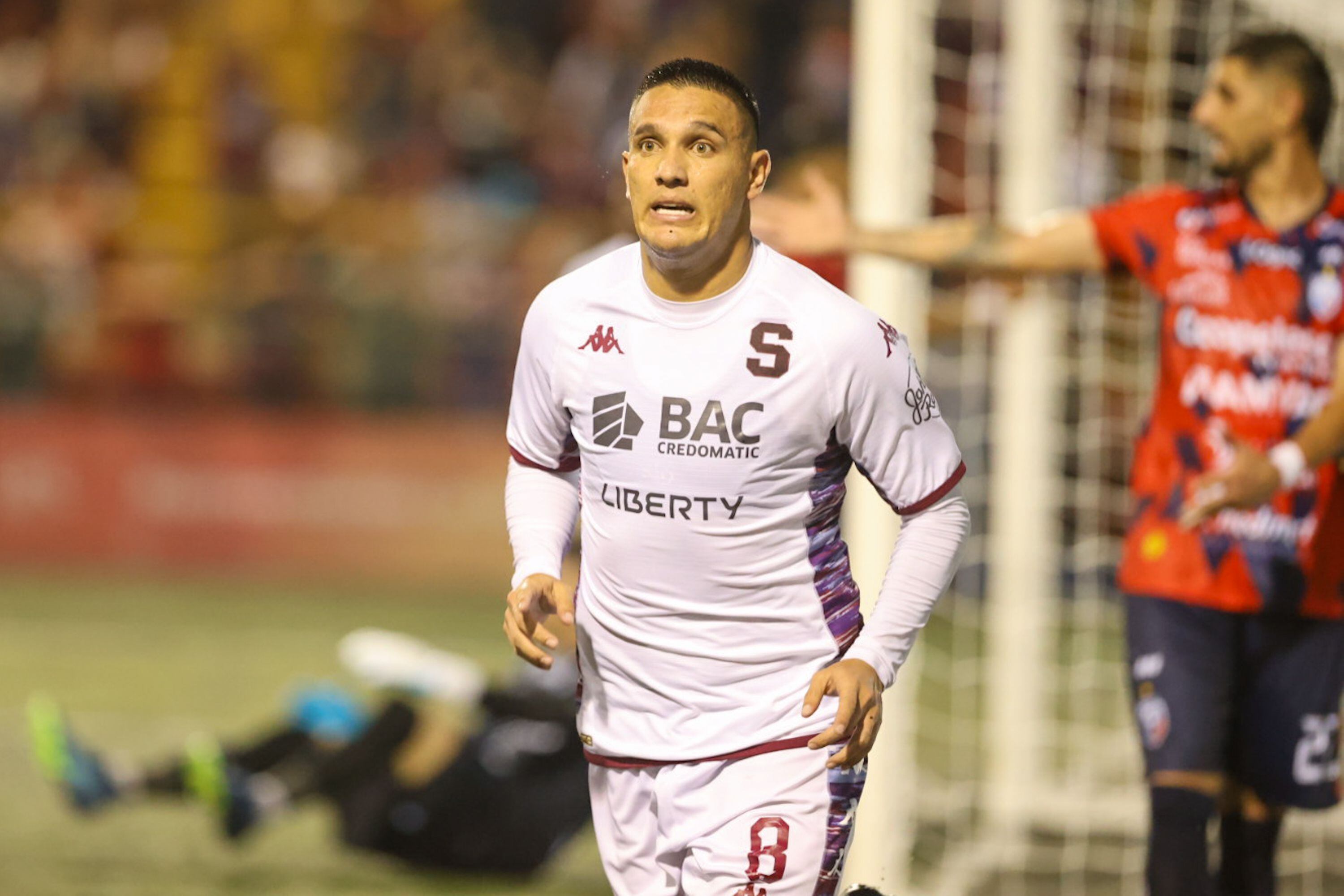 David Guzmán fue uno de los puntos más altos de Saprissa ante San Carlos, en el juego de ida de las semifinales del Torneo de Clausura 2024. El volante recuperó y anotó. 