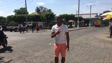 Futbolista tico batalla con el asfixiante calor y el desorden vial de un pueblito de Guatemala