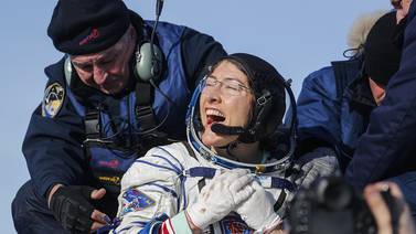Astronauta regresa a la Tierra tras batir el récord femenino de permanencia en el espacio