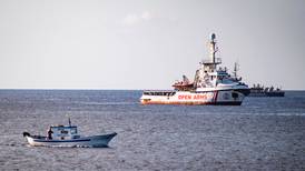 Un Salvini reticente permite evacuación a Italia de menores del barco Open Arms
