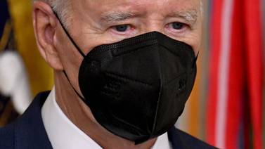 Joe Biden usa mascarilla luego de que su esposa contrajo covid