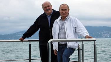 Presidentes de Rusia y Bielorrusia trabajan en ‘organizar conexión aérea’ ante restricciones europeas