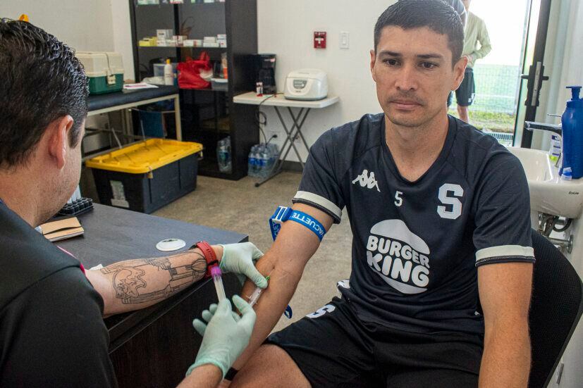 Joseph Mora, nuevo refuerzo del Deportivo Saprissa, estuvo presente en las pruebas médicas. (Foto prensa de Saprissa).