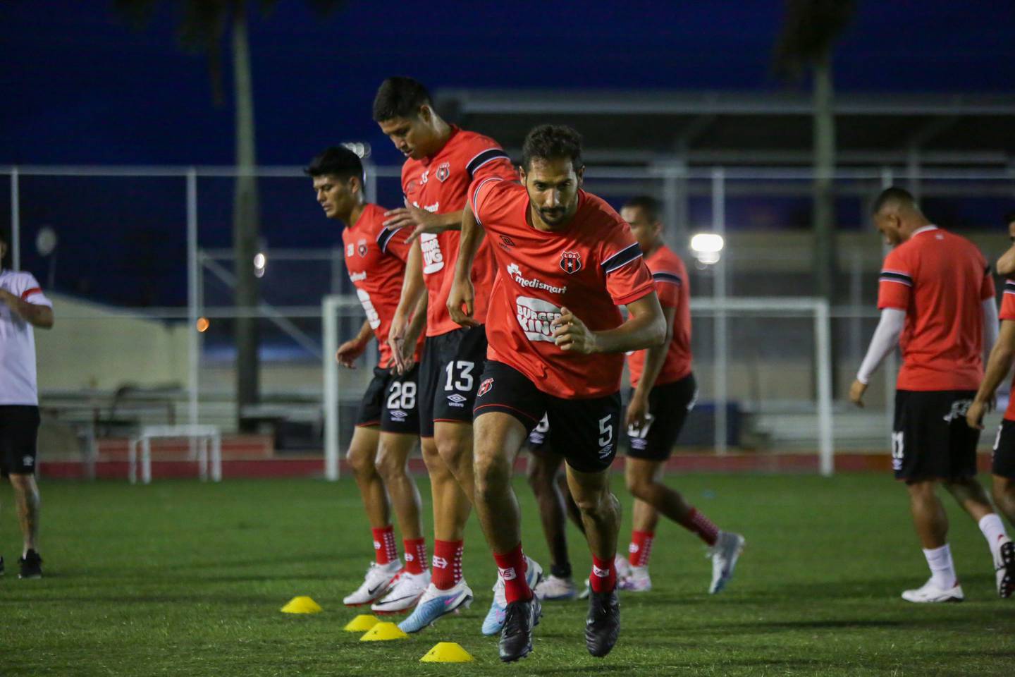Alajuelense se entrenó un día antes del partido contra Sporting Miguelito en el 'Cascarita' Tapia de Ciudad de Panamá, debido a que la gramilla del Estadio Rommel Fernández está maltratada.