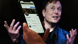 Elon Musk se protege ante Twitter y vende acciones de Tesla por casi $7.000 millones 