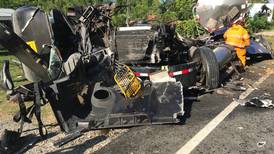 Aparatoso choque de camiones cisternas en Golfito deja un muerto