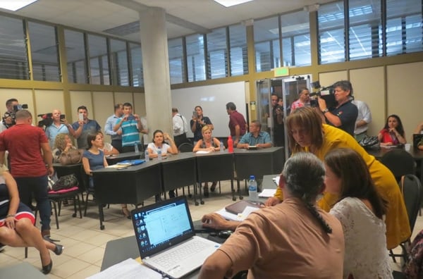 Reunión de la ministra de Educación, Sonia Marta Mora, con los padres de familia.