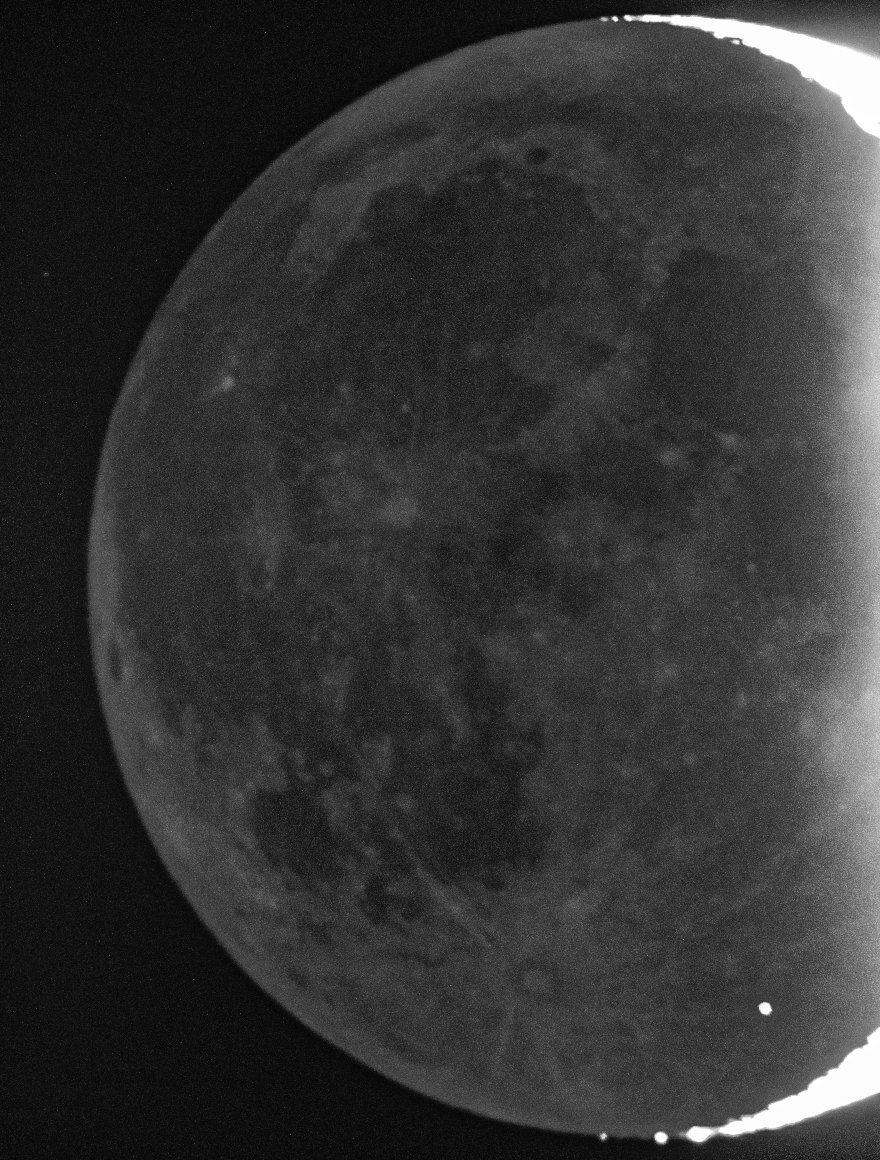 El punto blanco en la parte inferior derecha de esta imagen muestra cómo se vio el impacto de la roca en la superficie lunar. Fotografía: Daichi Fujii