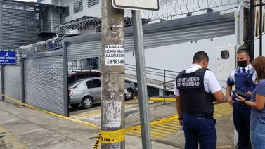 Guarda de seguridad balea de gravedad a compañero en la entrada a Juzgado Civil de Alajuela
