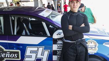 Con 16 años, Fernando Mora destaca en el automovilismo